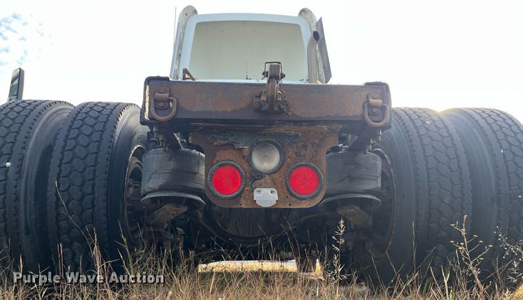 image for item DR7266 2011 Freightliner Cascadia  semi truck