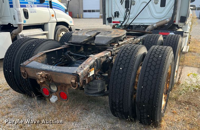 image for item DR7266 2011 Freightliner Cascadia  semi truck