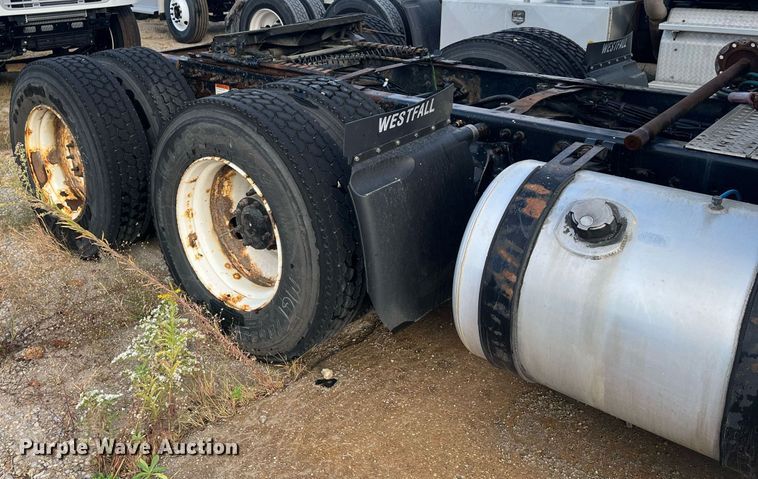 image for item DR7266 2011 Freightliner Cascadia  semi truck