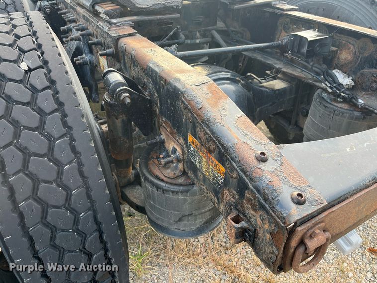 image for item DR7266 2011 Freightliner Cascadia  semi truck