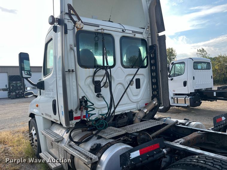 image for item DR7266 2011 Freightliner Cascadia  semi truck