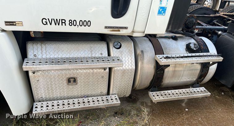 image for item DR7266 2011 Freightliner Cascadia  semi truck