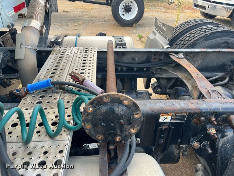 image for item DR7266 2011 Freightliner Cascadia  semi truck