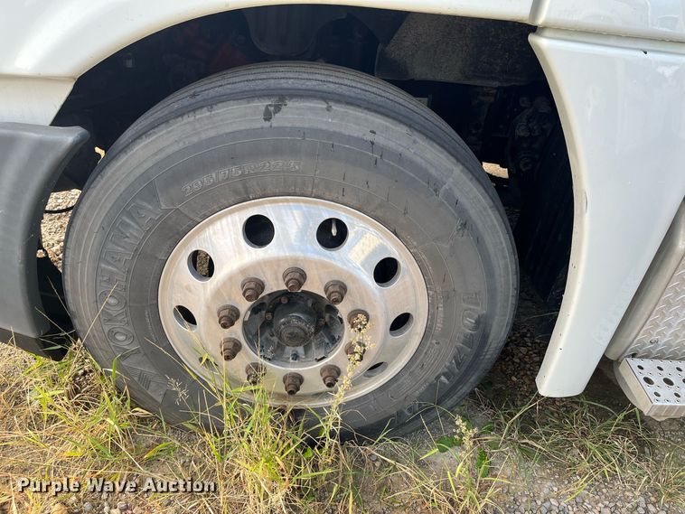 image for item DR7266 2011 Freightliner Cascadia  semi truck