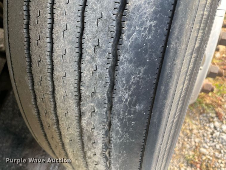 image for item DR7266 2011 Freightliner Cascadia  semi truck