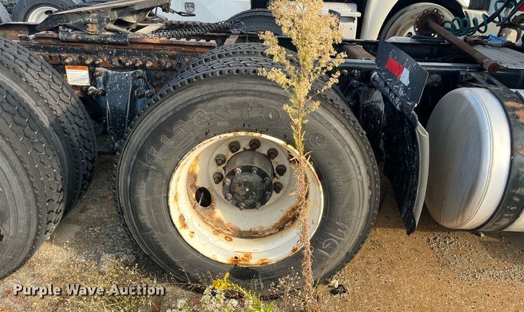 image for item DR7266 2011 Freightliner Cascadia  semi truck