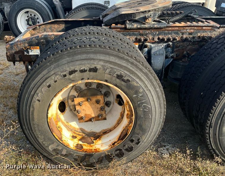 image for item DR7266 2011 Freightliner Cascadia  semi truck