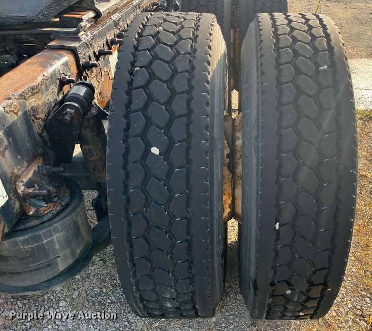 image for item DR7266 2011 Freightliner Cascadia  semi truck