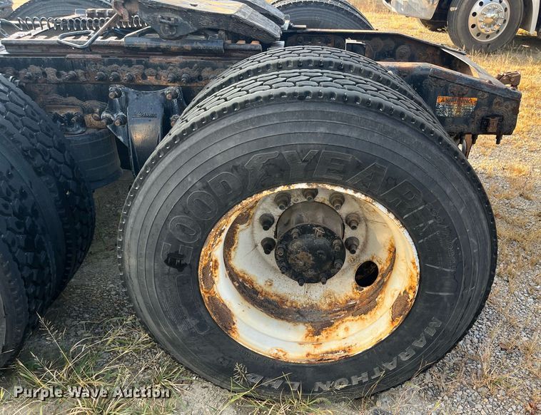 image for item DR7266 2011 Freightliner Cascadia  semi truck