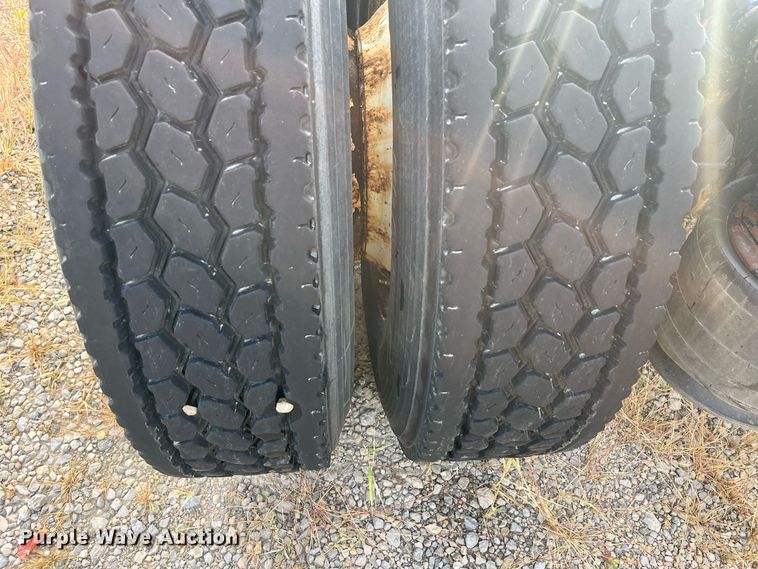 image for item DR7266 2011 Freightliner Cascadia  semi truck