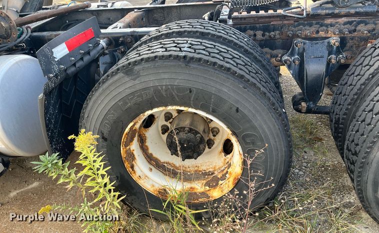 image for item DR7266 2011 Freightliner Cascadia  semi truck