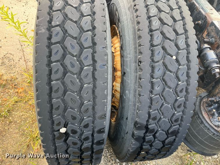 image for item DR7266 2011 Freightliner Cascadia  semi truck