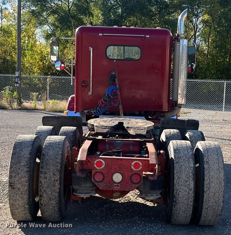 image for item DR7273 1996 Freightliner FLD  semi truck