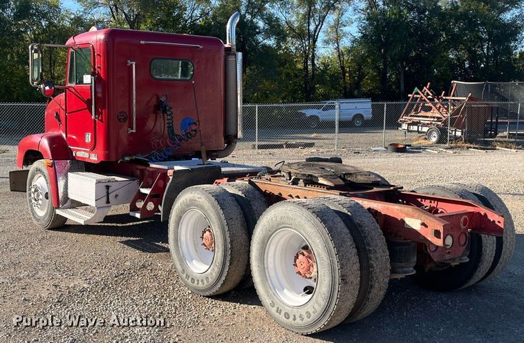 image for item DR7273 1996 Freightliner FLD  semi truck