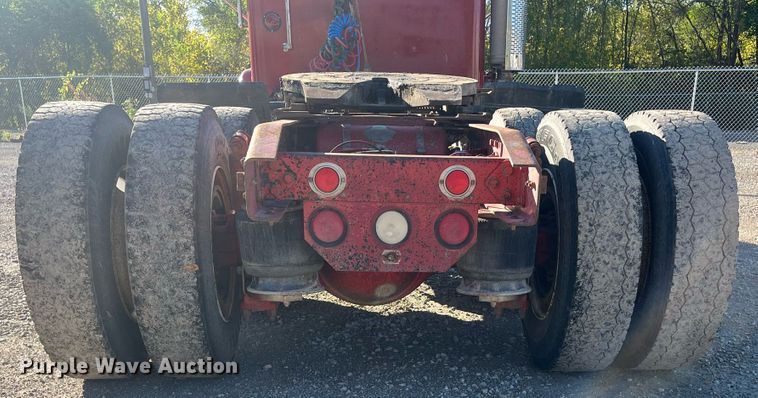 image for item DR7273 1996 Freightliner FLD  semi truck