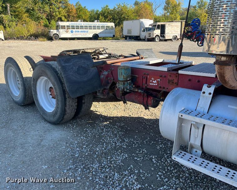 image for item DR7273 1996 Freightliner FLD  semi truck