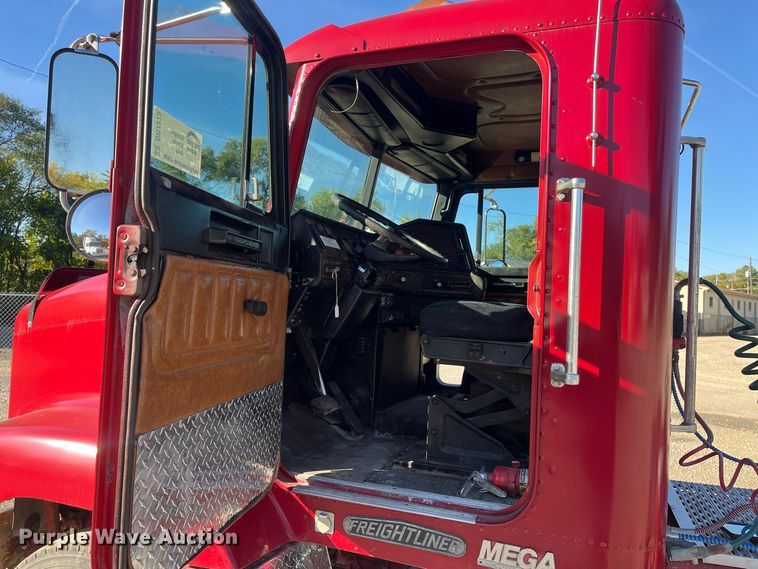 image for item DR7273 1996 Freightliner FLD  semi truck