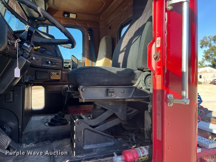 image for item DR7273 1996 Freightliner FLD  semi truck