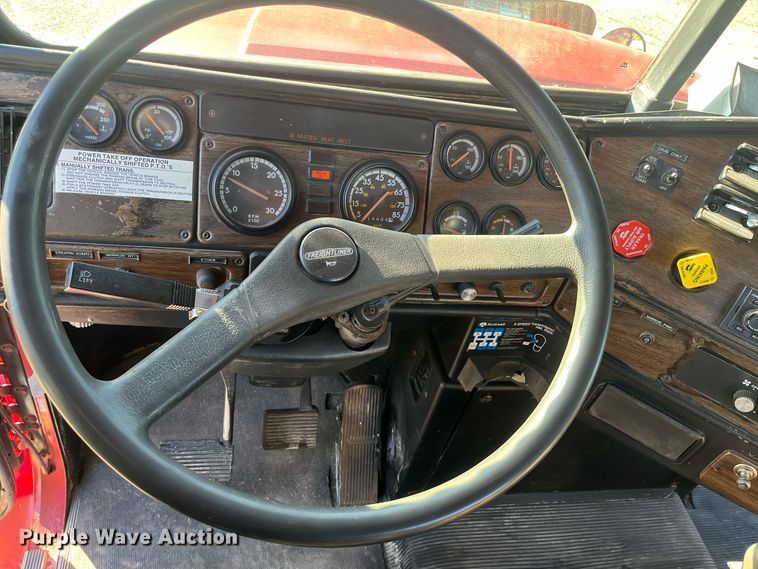 image for item DR7273 1996 Freightliner FLD  semi truck