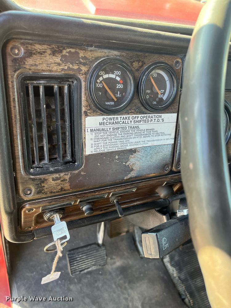 image for item DR7273 1996 Freightliner FLD  semi truck