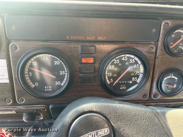 image for item DR7273 1996 Freightliner FLD  semi truck