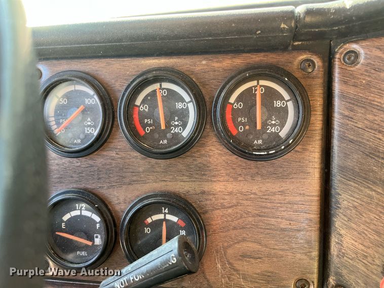 image for item DR7273 1996 Freightliner FLD  semi truck