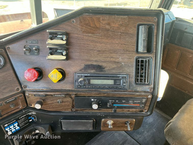 image for item DR7273 1996 Freightliner FLD  semi truck