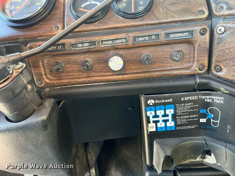 image for item DR7273 1996 Freightliner FLD  semi truck