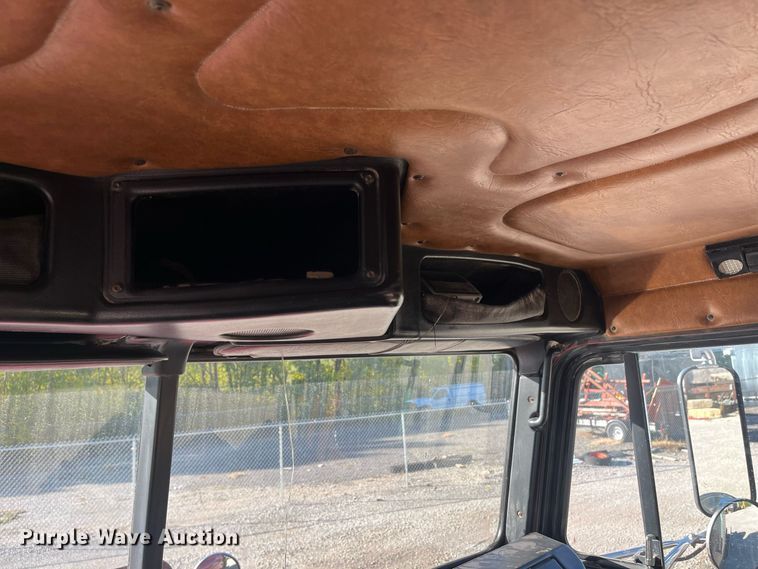 image for item DR7273 1996 Freightliner FLD  semi truck