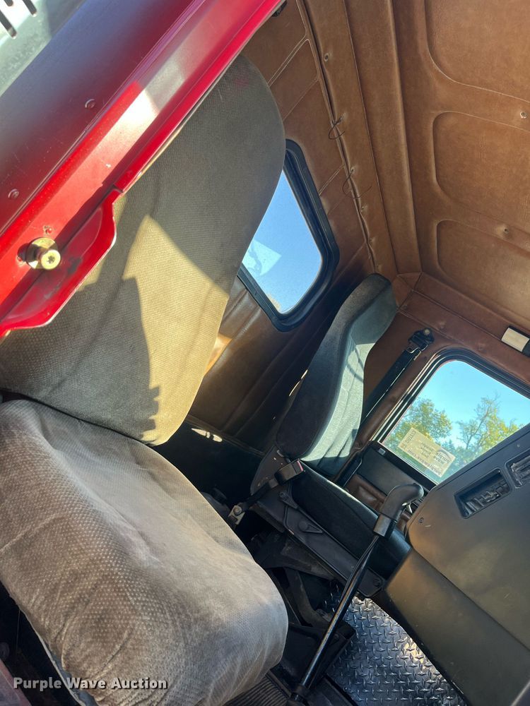 image for item DR7273 1996 Freightliner FLD  semi truck