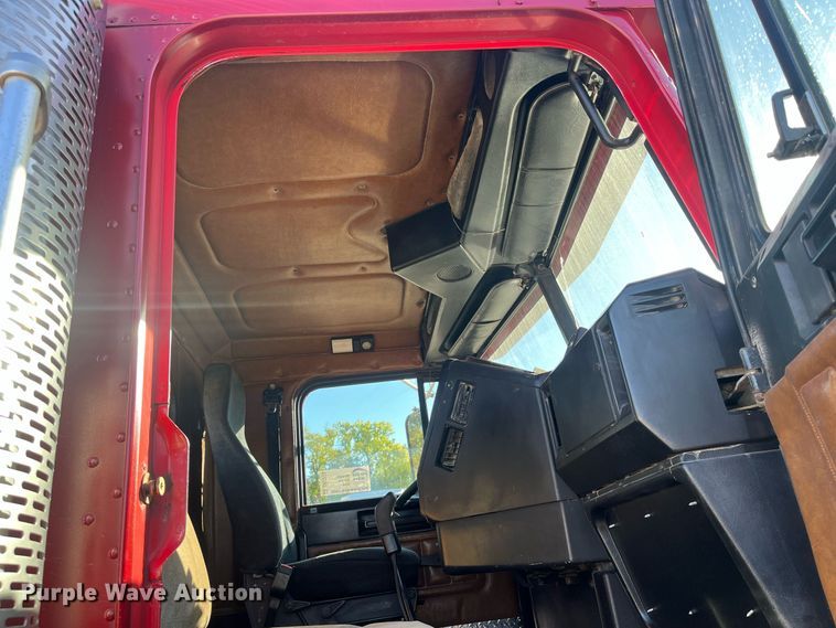 image for item DR7273 1996 Freightliner FLD  semi truck