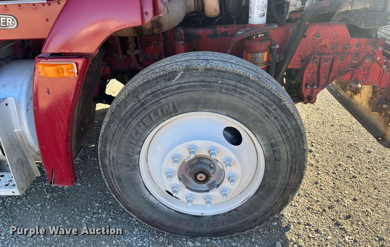 image for item DR7273 1996 Freightliner FLD  semi truck