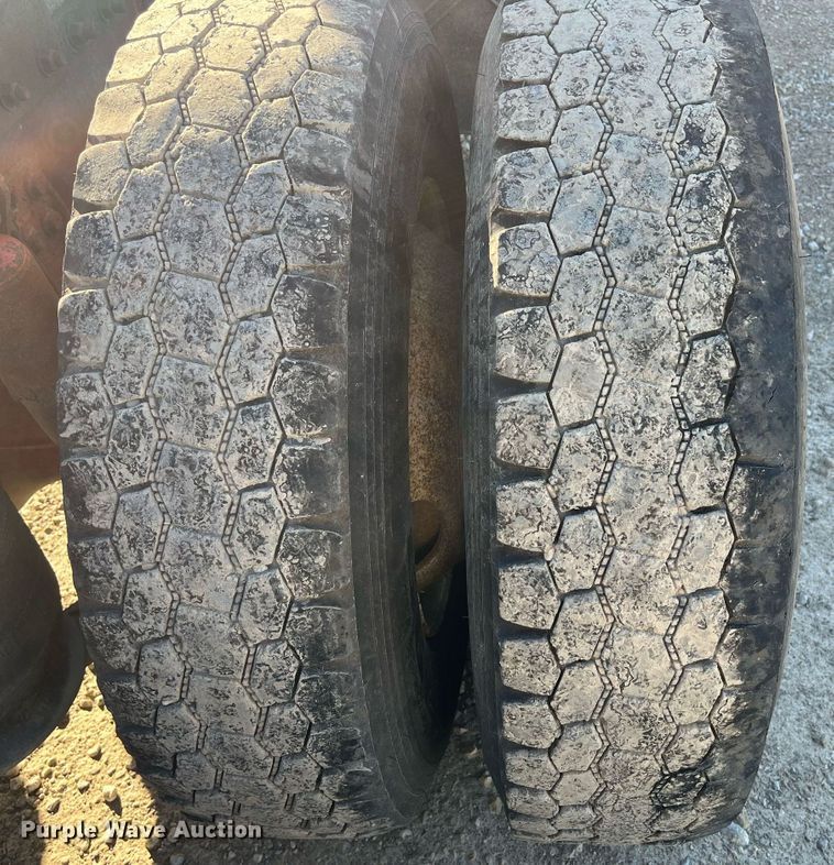 image for item DR7273 1996 Freightliner FLD  semi truck