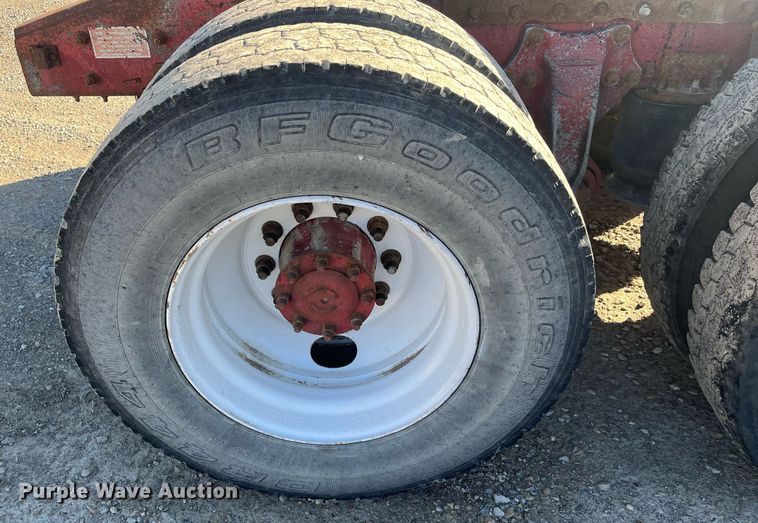 image for item DR7273 1996 Freightliner FLD  semi truck