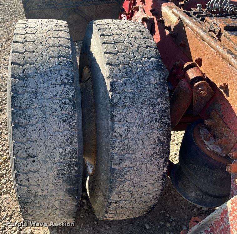 image for item DR7273 1996 Freightliner FLD  semi truck