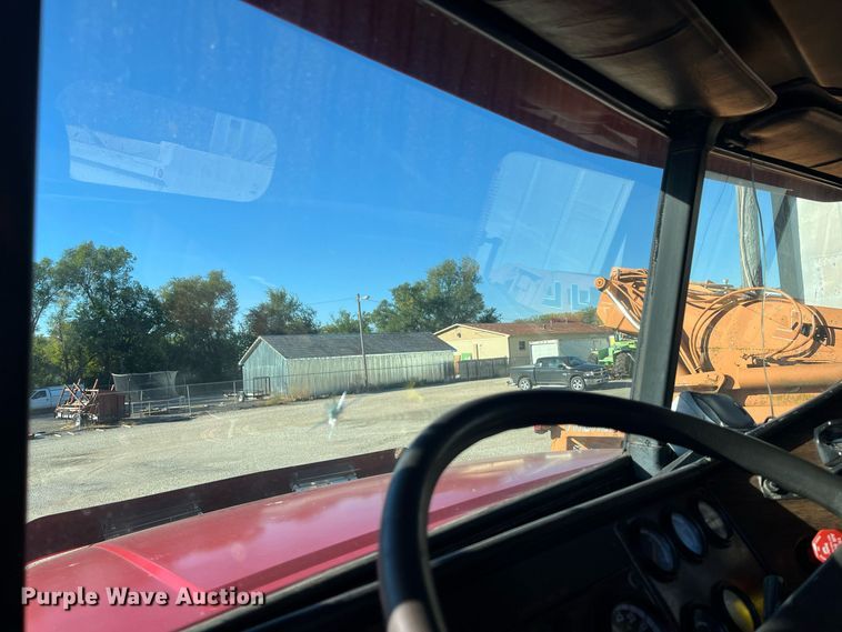 image for item DR7273 1996 Freightliner FLD  semi truck