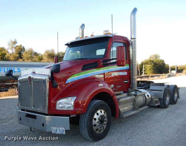 image for item DS1443 2015 Kenworth T880  semi truck