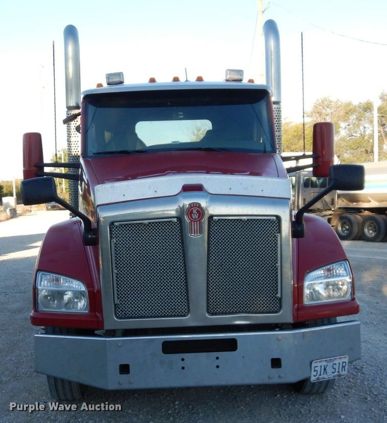 image for item DS1443 2015 Kenworth T880  semi truck