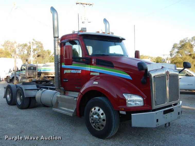 image for item DS1443 2015 Kenworth T880  semi truck