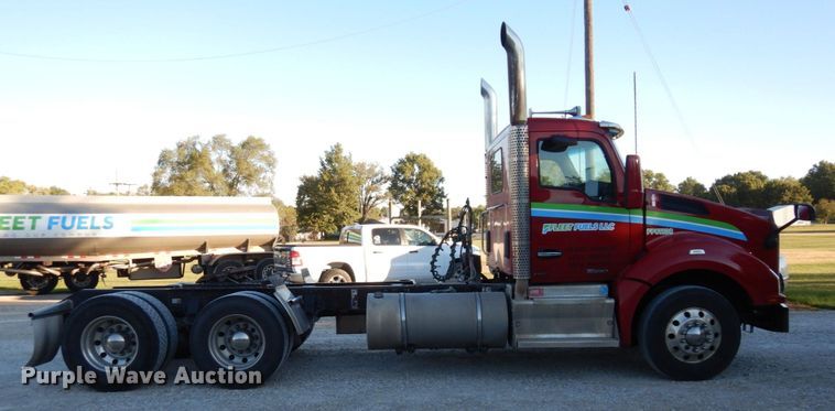 image for item DS1443 2015 Kenworth T880  semi truck