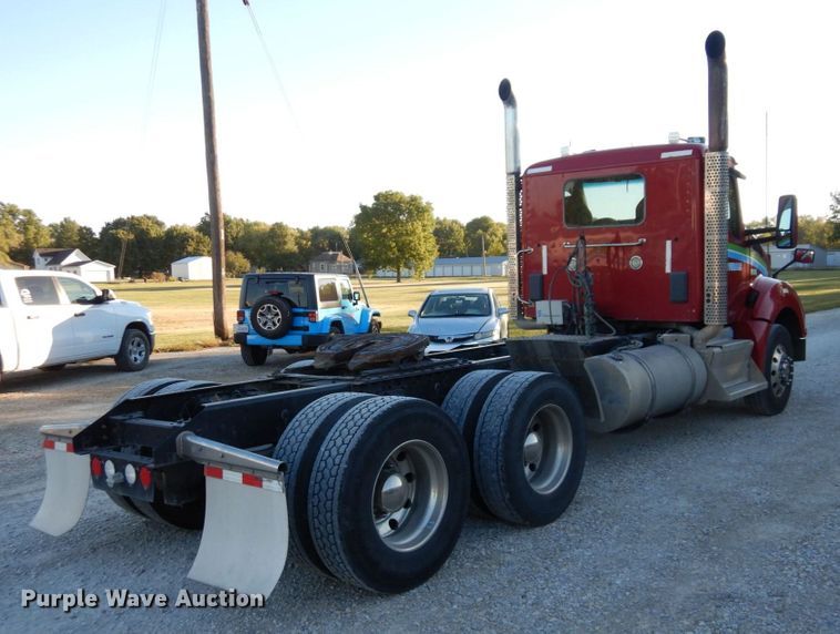 image for item DS1443 2015 Kenworth T880  semi truck