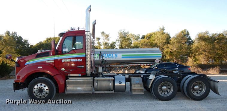 image for item DS1443 2015 Kenworth T880  semi truck