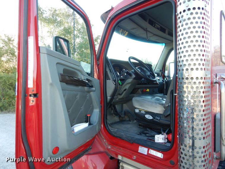 image for item DS1443 2015 Kenworth T880  semi truck