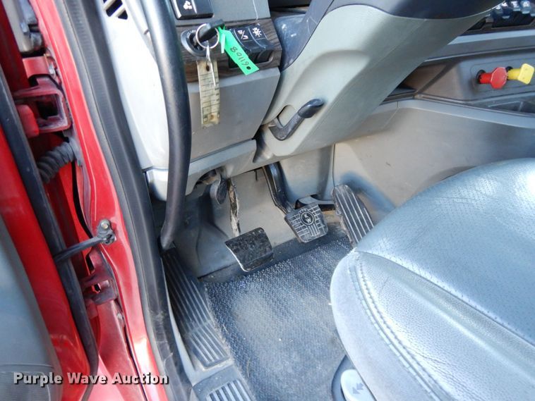 image for item DS1443 2015 Kenworth T880  semi truck