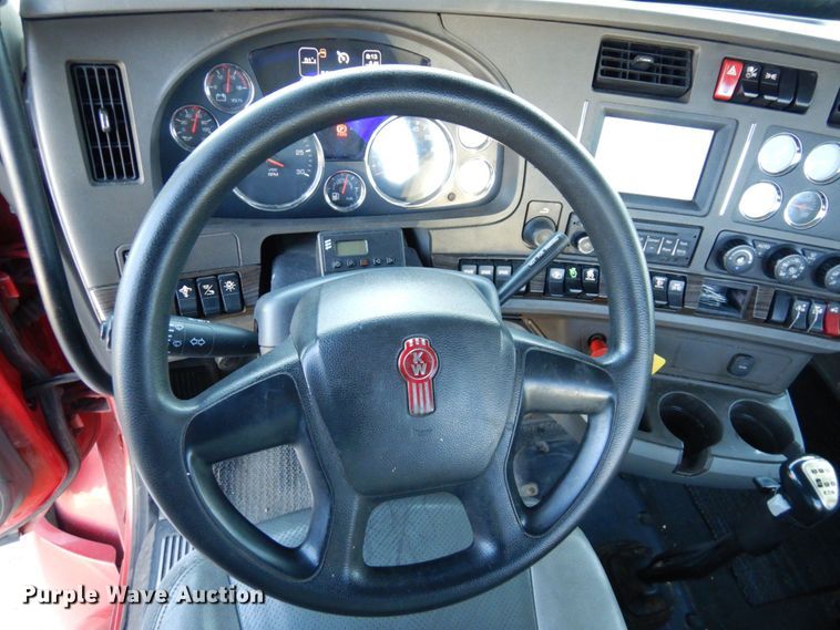 image for item DS1443 2015 Kenworth T880  semi truck
