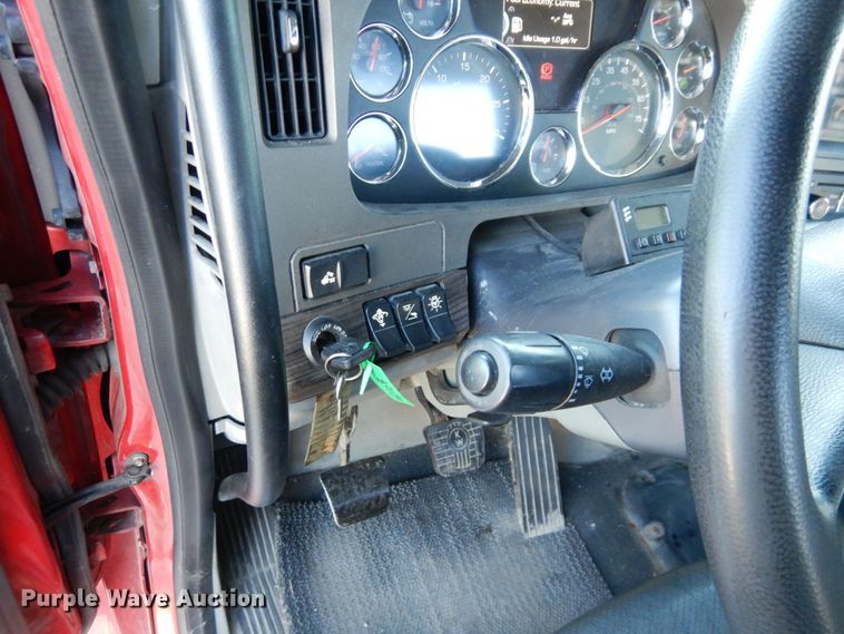 image for item DS1443 2015 Kenworth T880  semi truck