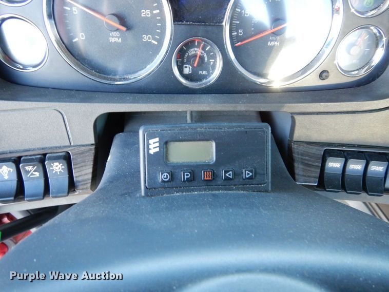 image for item DS1443 2015 Kenworth T880  semi truck