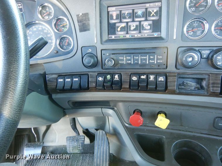 image for item DS1443 2015 Kenworth T880  semi truck