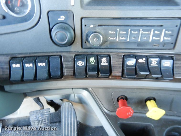 image for item DS1443 2015 Kenworth T880  semi truck