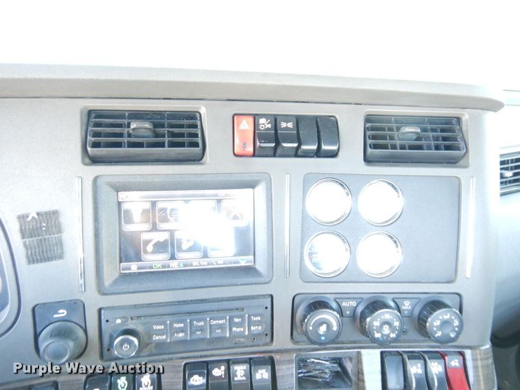 image for item DS1443 2015 Kenworth T880  semi truck